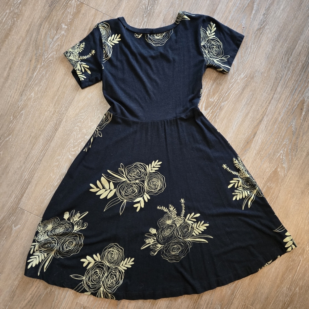 ✨️HOST PICK✨️ 🇨🇦 Handmade in Canada Fit & Flare Floral Dress by Poison Pear - Picture 2 of 9